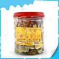 Bonbon sucette dure au goût de fruits avec des prunes dorées 