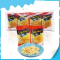 Paquet rouge de chips délicieuses, parfumées et croustillantes 