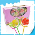 Bonbon dur en forme de sucette tourbillonnante, aux couleurs fruitées et colorées 