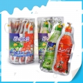 Délicieux bonbons en poudre au goût de cola et de sprite dans un pot 