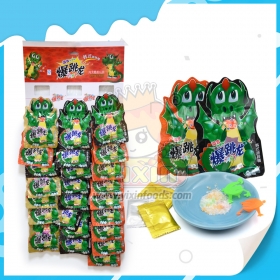 dragon faisant éclater des bonbons avec un jouet