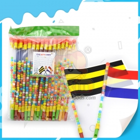 jouet en forme de drapeau et de sifflet