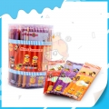 Bonbons en bâtonnets CC fruités colorés avec tatouage dans des pots 