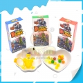 Bonbons sucrés délicieux et colorés halal avec un jouet amusant 