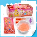 Gelée à la fraise en forme de bouteille avec jouet dans une boîte 