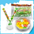 Bâtonnet de bonbon sifflet coloré et fruité 