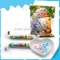 Sachet torsadé contenant des bonbons aux fruits multicolores 