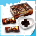 gros cube de chocolat sucré avec emballage en boîte 