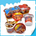 bâtonnet de biscuit avec confiture de chocolat tasse de chocolat 