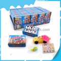 Jouets pour enfants réaménageant des voitures avec des bonbons et des autocollants 