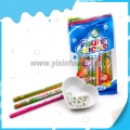 Nouvel emballage de bâtonnets fruités colorés avec des bonbons pressés 
