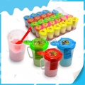 Bonbons halal en poudre acidulée dans une tasse avec une cuillère Bonbons aux fruits en poudre acidulée 