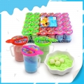 Bonbons halal en poudre acidulée dans une tasse avec boule 
