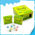 Petite boîte contenant un oreiller contenant des bonbons durs colorés 